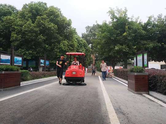 在公園景區(qū)等地方使用小型電動掃地車清潔效果怎么樣