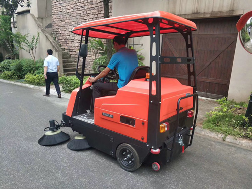 駕駛式自動掃地機(jī)使用方便