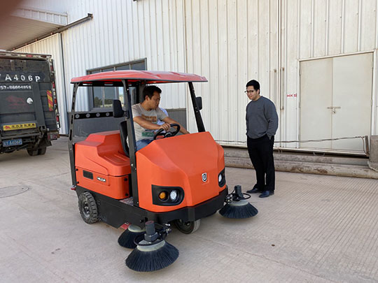 駕駛式掃地車能掃水嗎