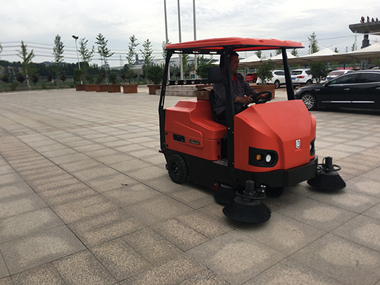  駕駛式掃地車使用壽命大約是幾年