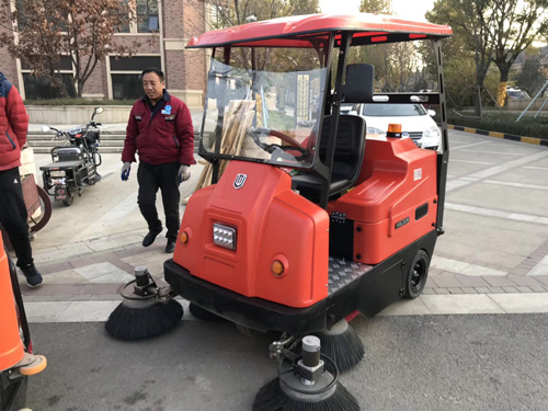 電動掃地車怎么操作