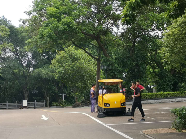 手推式掃地車(chē)和駕駛式掃地車(chē)有什么區(qū)別