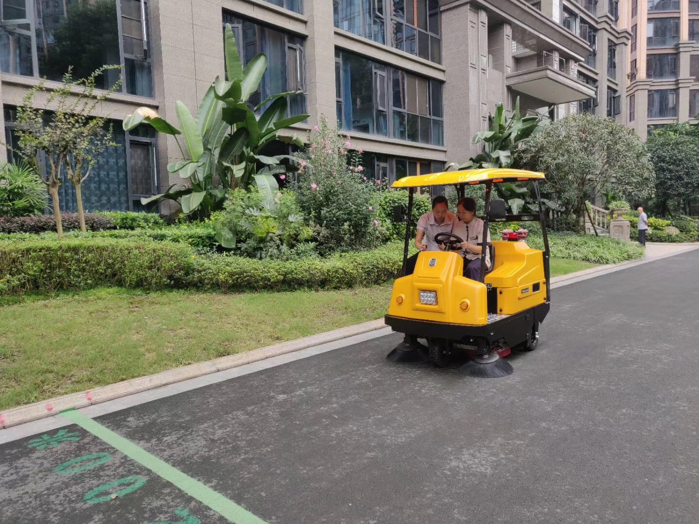 小區(qū)掃地車好用嗎?