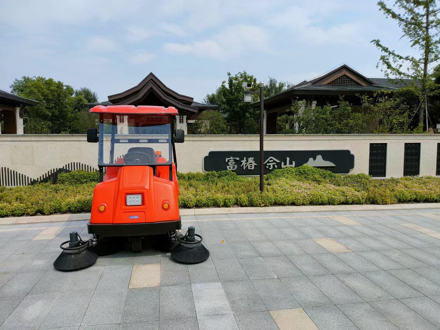 馬路掃地車多少錢一臺？相對人工清掃有哪些優(yōu)勢