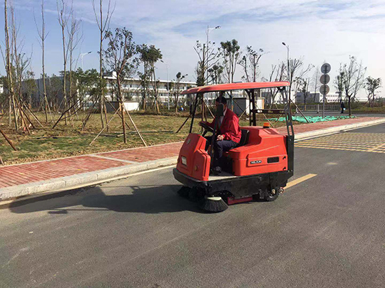 什么類型的掃地機(jī)適合小區(qū)和景區(qū)公園