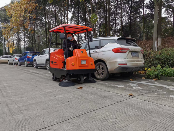 小型掃地車