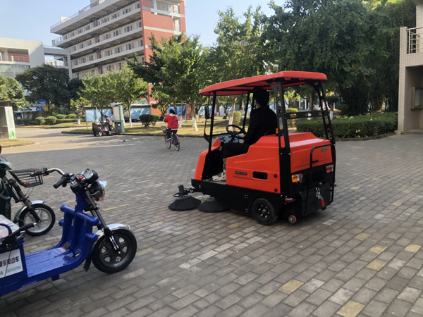 是否需要定期檢查電動(dòng)掃地車