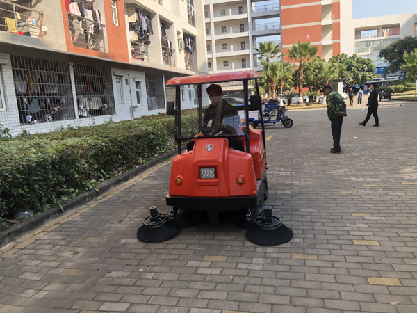 物業(yè)購買掃地車時需要哪幾個方面去考慮