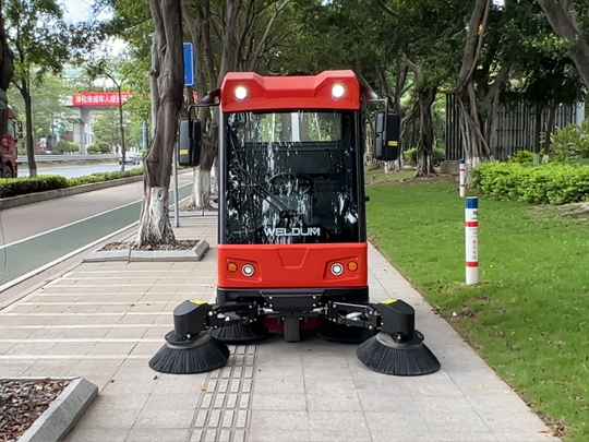 那怎樣選擇工業(yè)掃地機?哪一種更合適呢