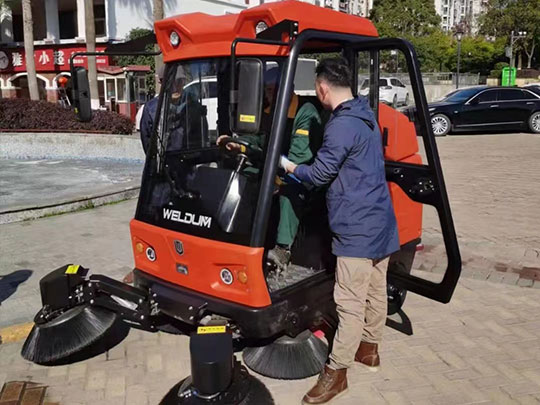 駕駛式掃地車怎么樣？?jī)r(jià)格是多少